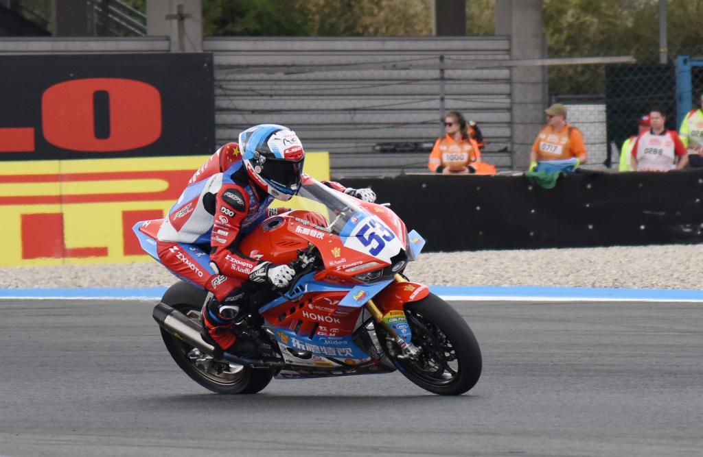 4月18日，“张雪机车”车队法国车手瓦伦丁·德比斯在比赛中。新华社记者 邵海军 摄