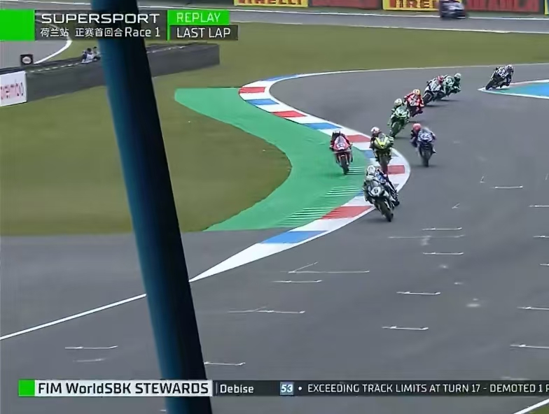 图为“张雪机车”车队法国车手瓦伦丁·德比斯（左）在最后一圈比赛中。（比赛转播截图）